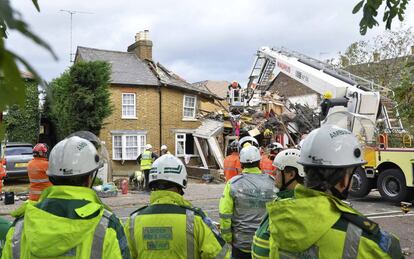 Los servicios de emergencia trabajan en la retirada de un árbol caído en Bath Road en Hounslow, Londres.