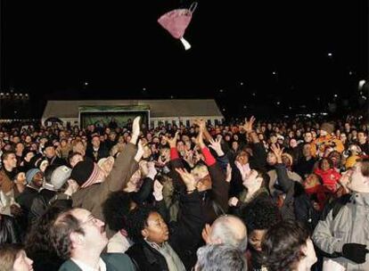 Momento del lanzamiento de ramo dentro de la ceremonia colectiva contra el racismo que ha tenido lugar en Bélgica.