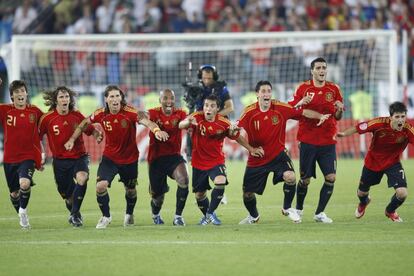 De izquierda a derecha: Silva, Puyol, Sergio Ramos, Senna, Cazorla, Capdevila, Güiza, y Villa acuden a abrazar al portero Iker Casillas (que no aparece en la imagen) , después de que éste parara el penalti decisivo para que España se clasificara para las semifinales, tras la el partido de cuartos de final de la Eurocopa 2008 ante Italia.