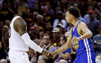 LeBron felicita Curry.