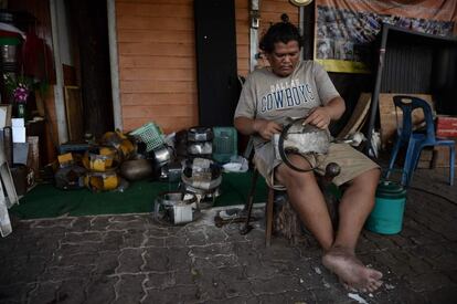 Un hombre fabricando cuencos de limosna tradicional budista para el día de 'Khao Phansa'.