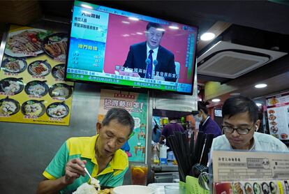 Un televisor de un local en Hong Kong emitía la intervención del presidente chino Xi Jinping, este miércoles desde Shenzhen.