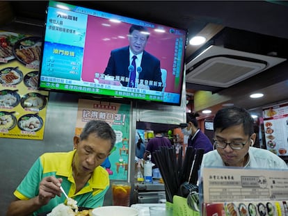 Un televisor de un local en Hong Kong emitía la intervención del presidente chino Xi Jinping, este miércoles desde Shenzhen.