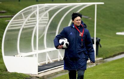 El fútbol le llegó a Toña Is (Oviedo, 1966) cuando tenía 14 años, se formó un equipo femenino y jugaban en el barrio por puro placer de dar patadas al balón. Ya nunca lo abandonó y, pocos años después, acabó formando parte de aquella Selección Española Femenina que quedó tercera en la Eurocopa de 1997. Acumuló 34 partidos internacionales con La Roja y lo dejó cuando cumplió los 32. Y en esas entremedias, además, fue Policía Local. “Una de las 19 mujeres de entre 300 efectivos”. Tal vez por eso a Is, lo de hacerse un hueco, ya le había hecho callo. Casi 20 años después de dejar la Selección, y después de llevar unos cuantos entrenando al Oviedo Moderno, en 2015, Is se convirtió en la primera entrenadora de la Real Federación Española de Fútbol. “Todo ha cambiado mucho, muchísimo. Antes era más complicado, cuando empecé, esto era cosa de cuatro valientes. Me siento muy orgullosa de haber elegido aquel camino, porque sé que eso ha ayudado a abrir el camino de las que han llegado después”. Sabe que es una privilegiada por partida doble: “Me dedico a mi sueño y además lo hago en un lugar donde no hay ninguna otra mujer”. Aunque espera que las haya, poco a poco, cada vez más. “Sé que vamos a acabar por hacer ese hueco, porque también es nuestro”. Este 8 de marzo Is lo pasará en Israel, donde afrontan una ronda de élite que podría llevarlas hasta el campeonato de Europa. “Pelear por una plaza”, que es, al final, lo que lleva haciendo más de medio siglo, fuera y dentro del campo.