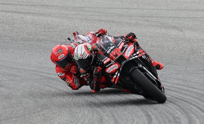 Marco Bezzecchi rueda por delante de Marc Márquez instantes antes de que este intentara adelantarle para colocarse primero.