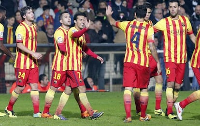 Los jugadores del Barça felicitan a Pedro.