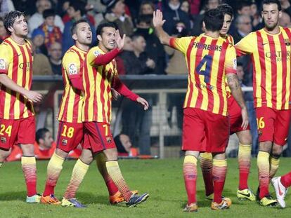 Los jugadores del Barça felicitan a Pedro.