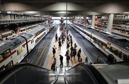 Trenes de cercanías en la estación de Atocha de Madrid.