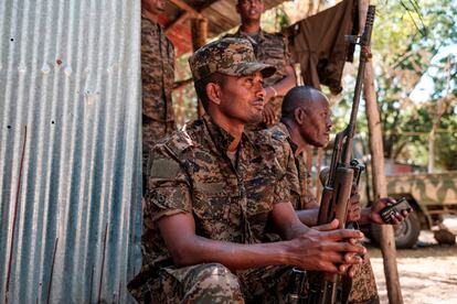 Soldados etíopes en un momento de descanso el miércoles 25 de noviembre en la región de Tigray.