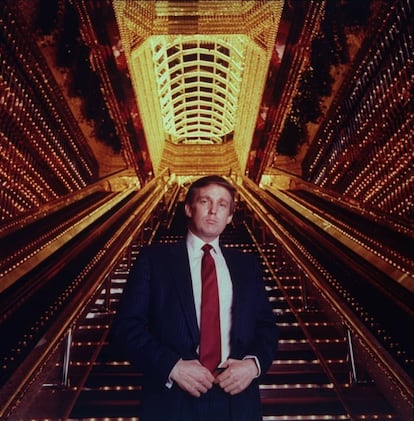 Donald Trump fotografiado en el vestíbulo de la Torre Trump en 1989.