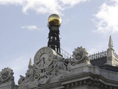 Reloj en la fachada de la sede del Banco de Espa&ntilde;a.