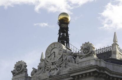 Reloj en la fachada de la sede del Banco de Espa&ntilde;a.