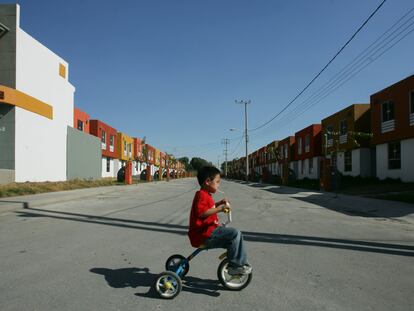 Un niño en el desarrollo de vivienda social La Alvorada, en Ciudad de México, en una imagen de archivo.