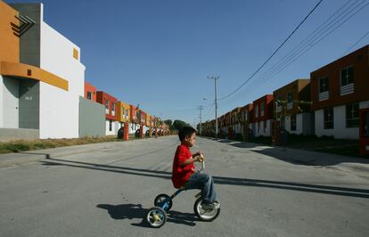 Un niño en el desarrollo de vivienda social La Alvorada, en Ciudad de México, en una imagen de archivo.