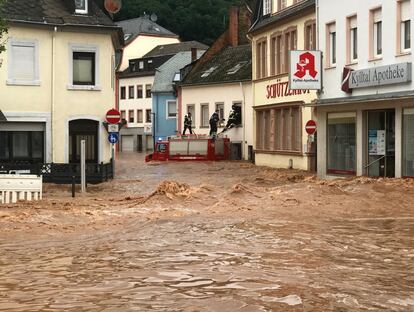 Bomberos rescatan a unos vecinos de su vivienda en la localidad deTrier, durante las inundaciones de este jueves. Al menos 200.000 personas se han quedado sin suministro eléctrico y hay varias líneas ferroviarias cortadas. Las inundaciones han afectado también a zonas de Bélgica, Luxemburgo y Países Bajos.