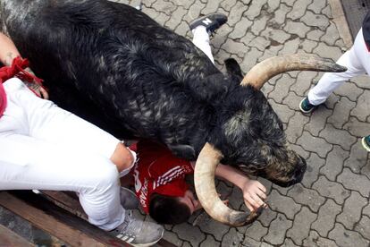 Un toro de la ganadería gaditana de Cebada Gago arrolla a un mozo a su paso por el tramo de Telefónica.