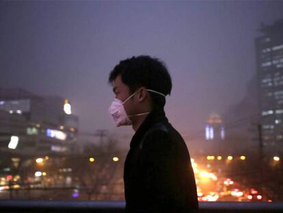 Un hombre pasea por las calles de Pekín (China) con una mascarilla.