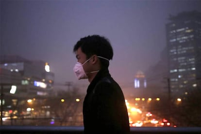 Un hombre pasea por las calles de Pekín (China) con una mascarilla.