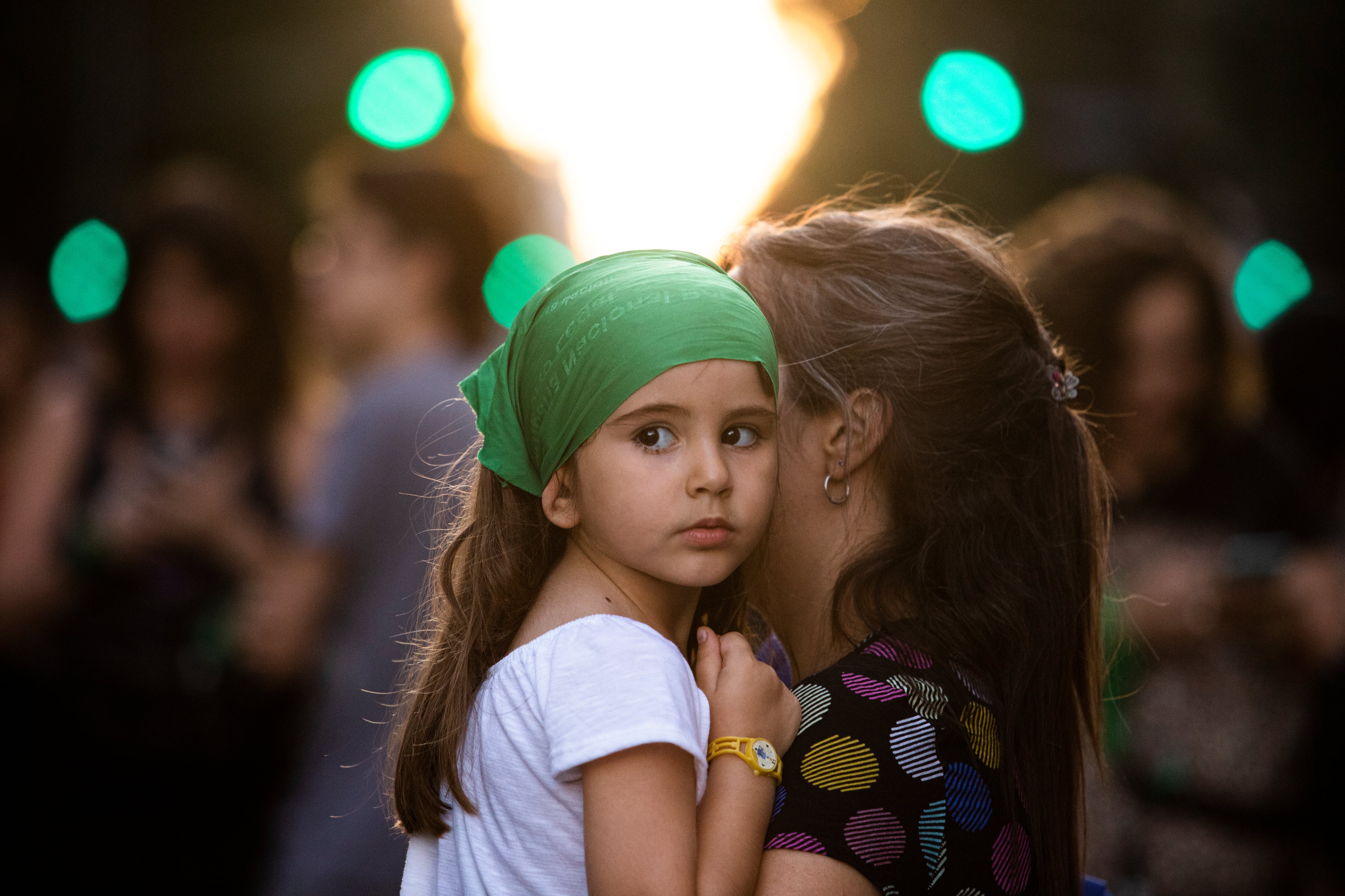 Milei les exige a las mujeres tener hijos mientras desmantela las políticas de cuidados