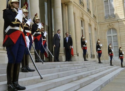 Rajoy y Hollande posan en la escalinata del palacio del Elíseo.