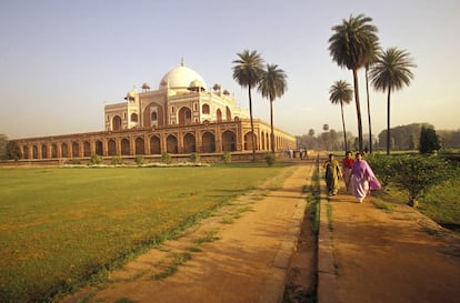 La tumba de Humayun, en Delhi, del siglo XVI, en piedra arenisca roja.