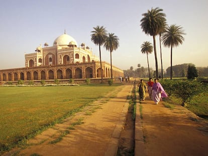 La tumba de Humayun, en Delhi, del siglo XVI, en piedra arenisca roja.