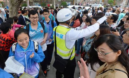 Entrada a las pruebas de selectividad en China.