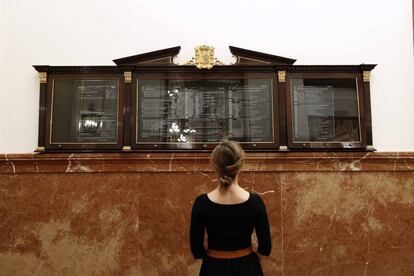 Obra 'Democracia Fiscal' de Juan Luis Moraza, parte de la exposición de la muestra 'El poder del arte. Obras de la Colección del Museo Reina Sofía' en el Congreso de los Diputados. 