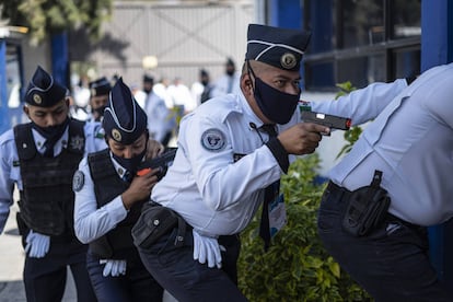 Un grupo de cadetes entrena en el Instituto de Profesionalización de la Policía Municipal de Nezahualcóyotl, Estado de México, el pasado 10 de noviembre.