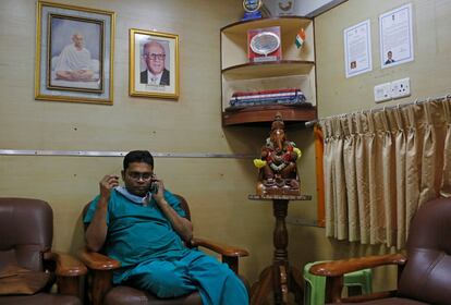 Harmendra Singh, un oftalmólogo, habla por teléfono mientras descansa después de realizar una cirugía de cataratas, en Jalore, India, el 31 de marzo de 2018.