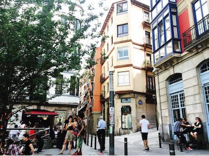 Como si del neoyorquino río Hudson se tratara, la Ría del Nervión separa el Casco Viejo de Bilbao la Vieja. Esta zona industrial del margen izquierdo de la ría florece como Hoboken en Nueva Jersey. La plaza Marzana articula el barrio. En torno a ella reviven locales de siempre. Como Perro Chico, donde tomar tapas de fuera (gyozas, arepas, pakoras) o Peso Neto, donde antes estaba el bar-restaurante Bilbao, ahora renovado y con una carta de cocina elaborada. Y para cuando el nuevo Brooklyn esté atestado, al lado, vigilante, está el Bronx (barrio de San Francisco), donde empieza a haber jaleo, aunque su fama de peligroso todavía le hace resistir. Texto: Pablo Rocha