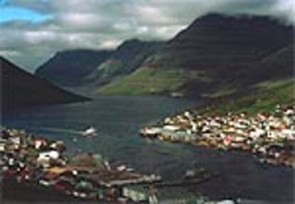 Klaksvík, en la isla Bordoy, de 5.000 habitantes y con una pujante industria pesquera, es la segunda ciudad de las Feroe tras la capital, Tórshavn.