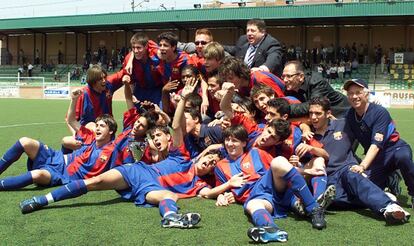 Valiente, segundo por la izquierda en la fila en pie en el cadete de Messi, Cesc y Piqué (2003).