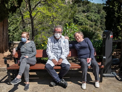 Fontilles, sanatorio referencial de la lepra en España y uno de los últimos de Europa. Mª Carmen (izquierda), lleva más de 10 años; el doctor Jose Ramón Echevarría y a la derecha, Maruja.