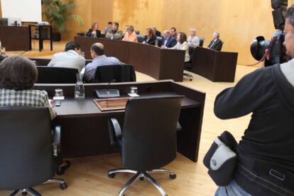 La silla de Gema Amor, vacía, durante el pleno del Ayuntamiento de Benidorm, que ayer hizo oficial su renuncia como concejal.