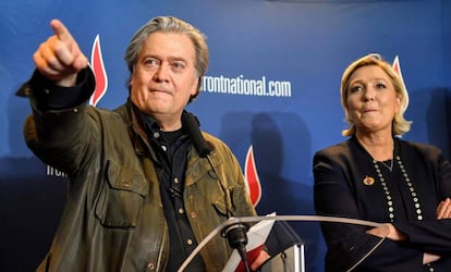 Steve Bannon com Marine Lhe Pen no Congresso da Frente Nacional em Lille neste sábado.