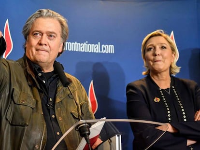 Steve Bannon com Marine Lhe Pen no Congresso da Frente Nacional em Lille neste sábado.