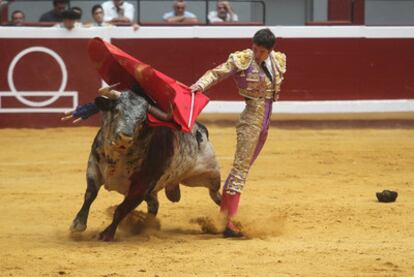 Sergio Aguilar se luce ante su primer toro en la lidia de ayer, en la feria donostiarra