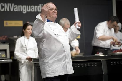 Juan Mari Arzak acompa&ntilde;ado por su hija Elena, en un congreso gastron&oacute;mico en Barcelona.