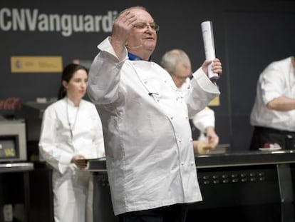 Juan Mari Arzak acompa&ntilde;ado por su hija Elena, en un congreso gastron&oacute;mico en Barcelona.