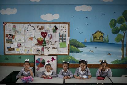 Varias niñas toman sus asientos en la escuela de la UNRWA durante el primer día del nuevo año escolar en la ciudad de Gaza, el miércoles 29 de agosto de 2018. Cientos de miles de niños palestinos han comenzando su año escolar en la Franja de Gaza en medio de una importante crisis presupuestaria de la agencia de las Naciones Unidas, que financia muchas de estas escuelas. 