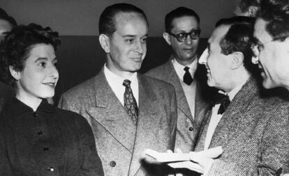 Jacobo Árbenz Guzmán (centro) habla con periodistas franceses en París en 1955.