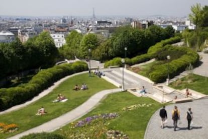 Vistas de París, con la Torre Eiffel al fondo, desde el parque de Belleville.