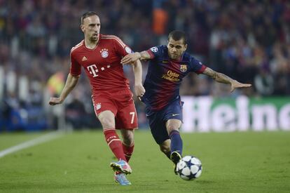 Franck Ribery y Dani Alves luchan por el balón.