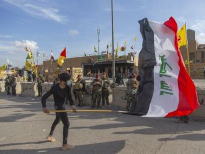 Las protestas ante el recinto se disuelven, pero la crisis arrastra al presidente Trump exactamente al tipo de embrollo en Oriente Próximo que ha tratado de evitar