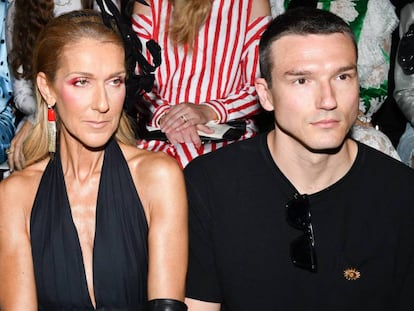 Celine Dion y Pepe Muñoz, en el desfile de Schiaparelli en París, el 1 de julio.