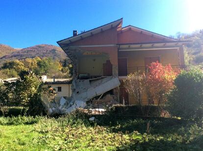 Parte de una vivienda dañada por el terremoto en la población de Visso.