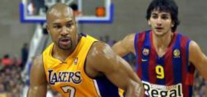 El base de Los Ángeles Lakers, Derek Fisher , avanza ante el base del Regal FC Barcelona, Ricky Rubio.