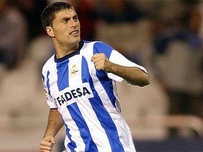 Diego Tristán celebra un gol en un partido entre el Deportivo de la Coruña y el Levante.