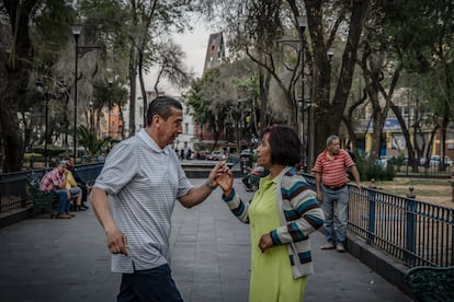 Una pareja toma clases de baile en la Alameda de la colonia Santa María la Ribera, en Ciudad de México.
